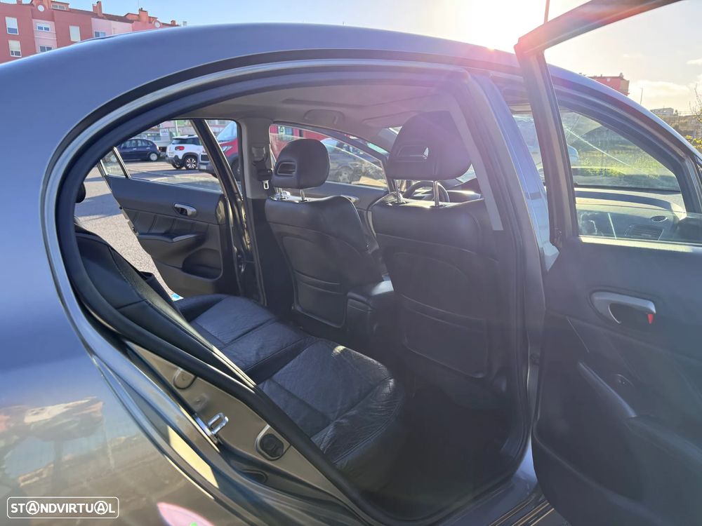 Honda Civic 1.8 ES - 25