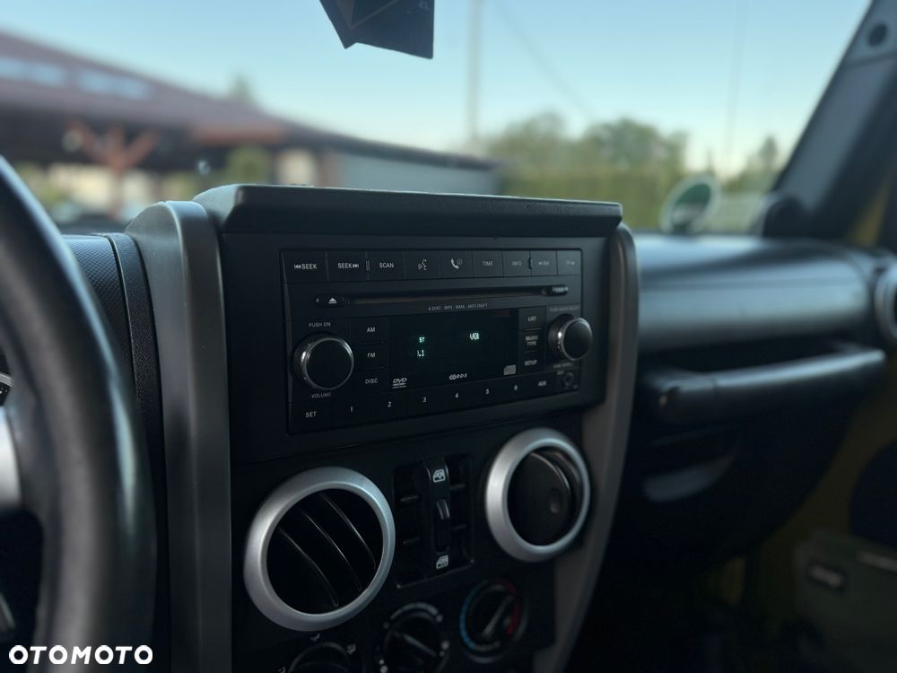 Jeep Wrangler Unlimited 3.8 Sahara - 22