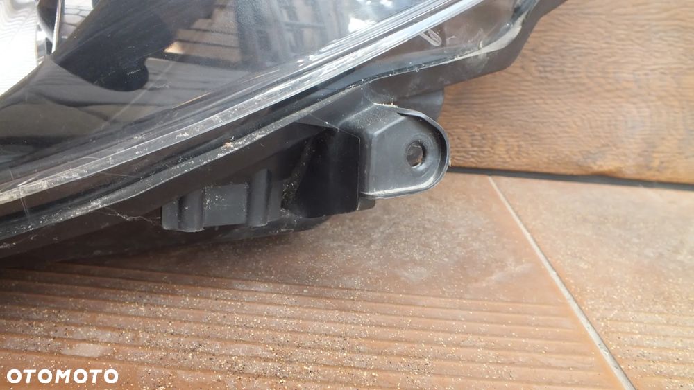 Lampa przednia lewa Toyota Yaris III lift soczewka - 6