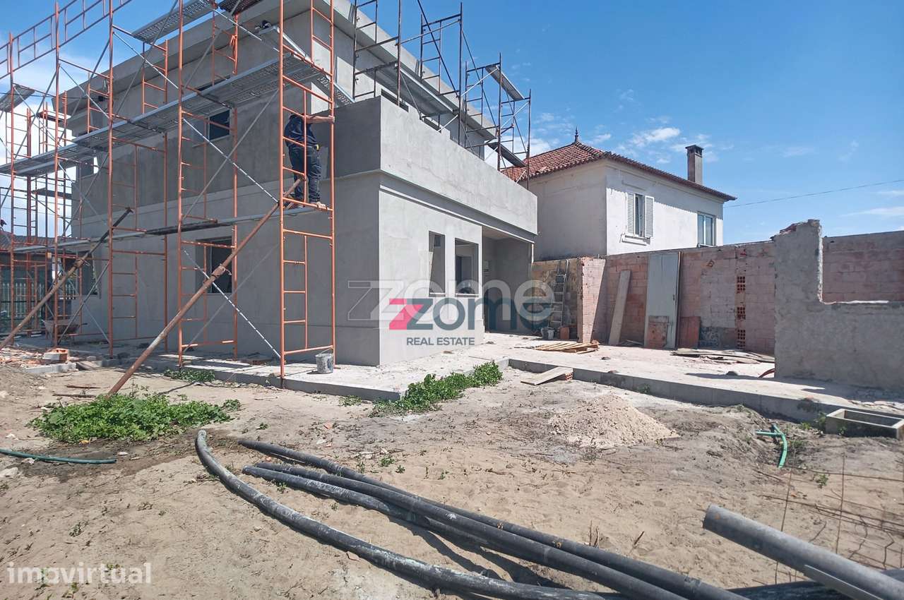 Moradia T4 com suite, garagem e 2 entradas independentes - Grande imagem: 4/30