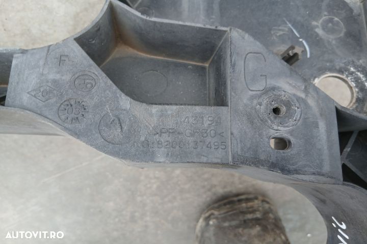 Trager / Calandru 8200137495 8200137496 8200137495 8200137496 Renault - 8