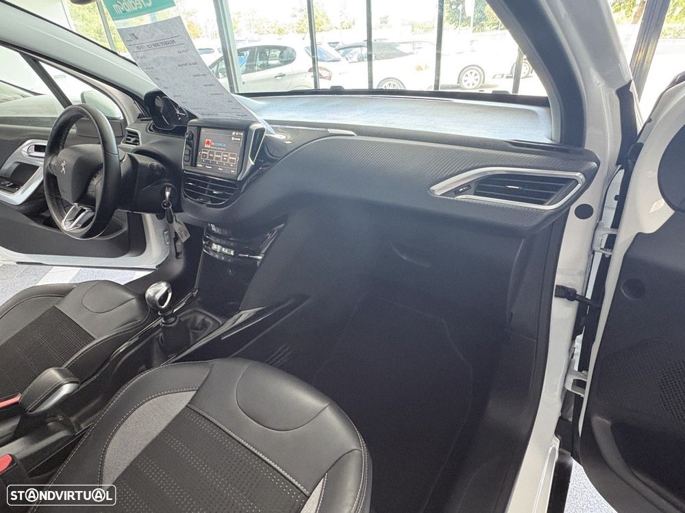 Peugeot 2008 1.2 PureTech Allure - 24
