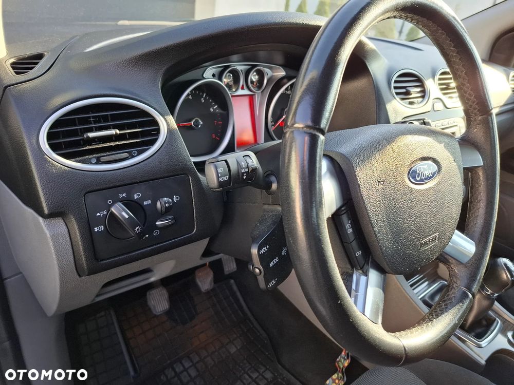 Ford Focus 1.6 16V Ghia - 13