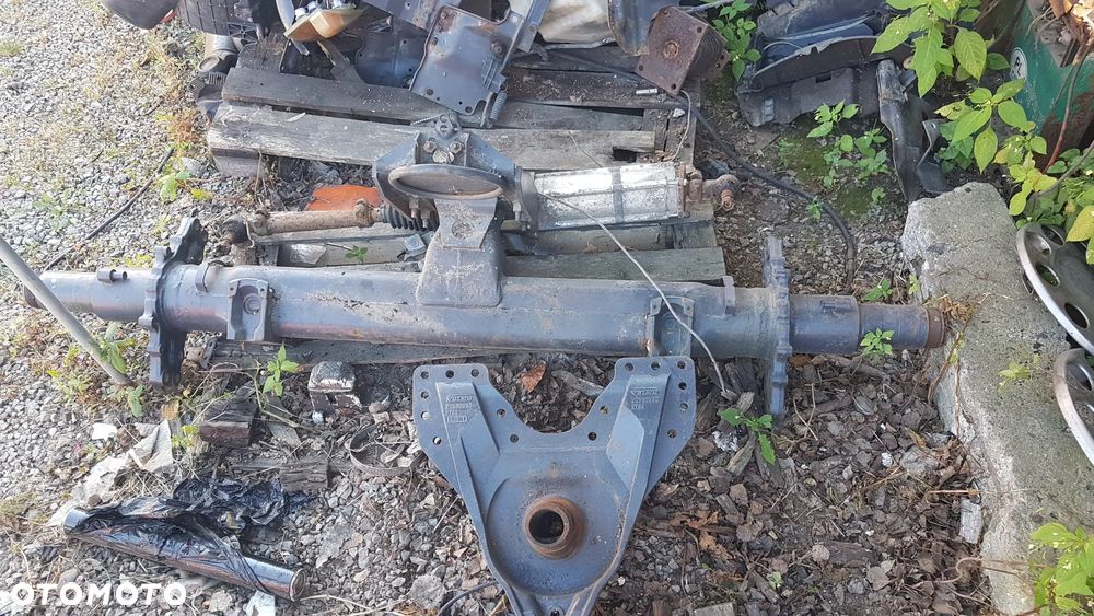 OS PODNOSZONA WLECZONA VOLVO 6X2 NA BLIZNIAKU - 2