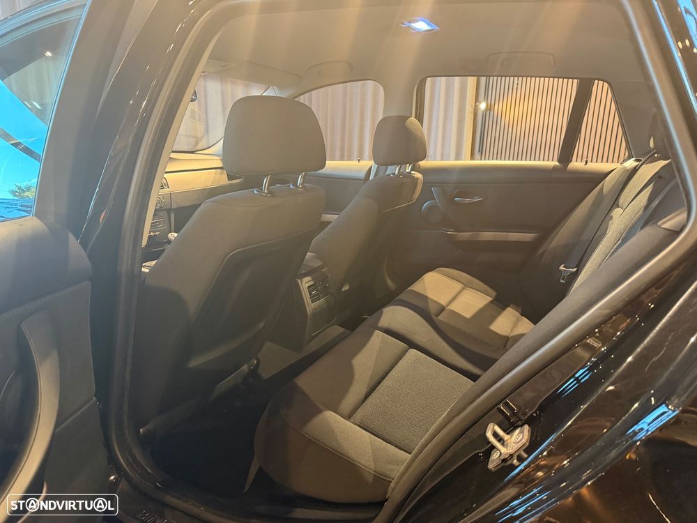 BMW 320 d Navigation Sport - 25