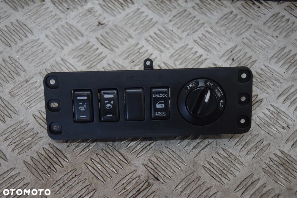 NISSAN NAVARA D40 PRZEĄCZNIK PRZEŁĄCNIKI GRZANIA FOTELI NAPĘDU KPL. PANEL - 1