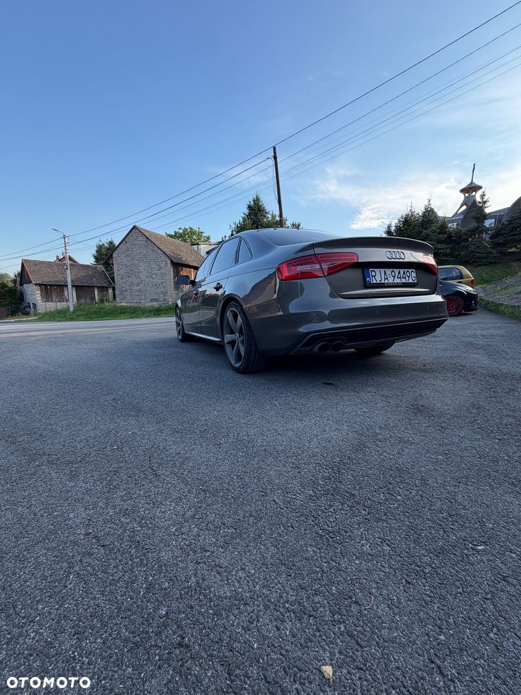 Audi A4 Limousine - 8