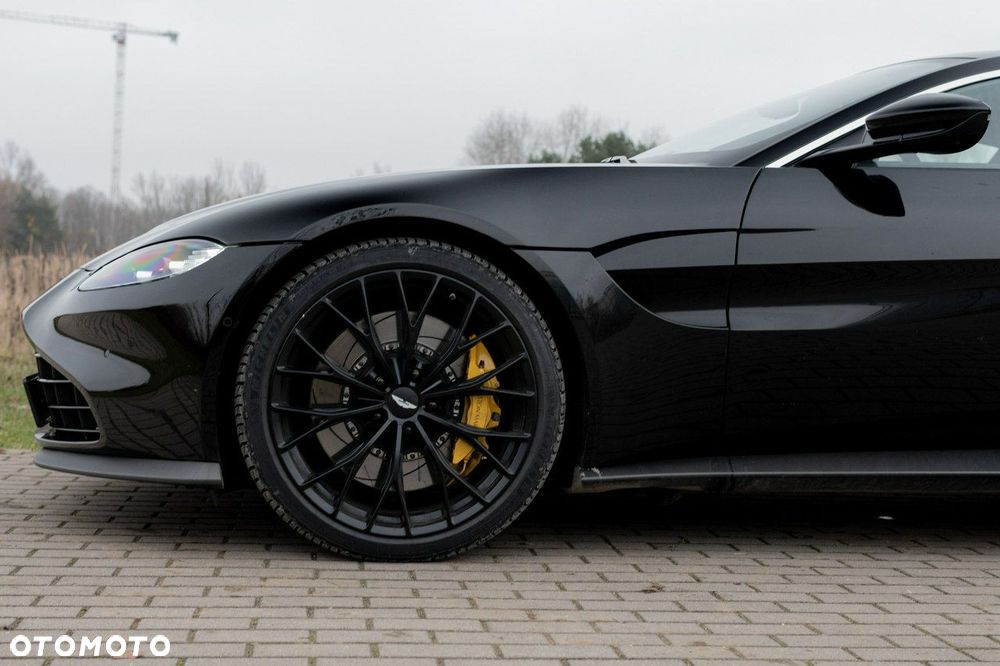 Aston Martin Vantage - 11