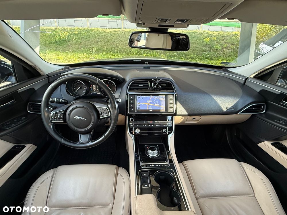 Jaguar XE 2.0 D Prestige - 8