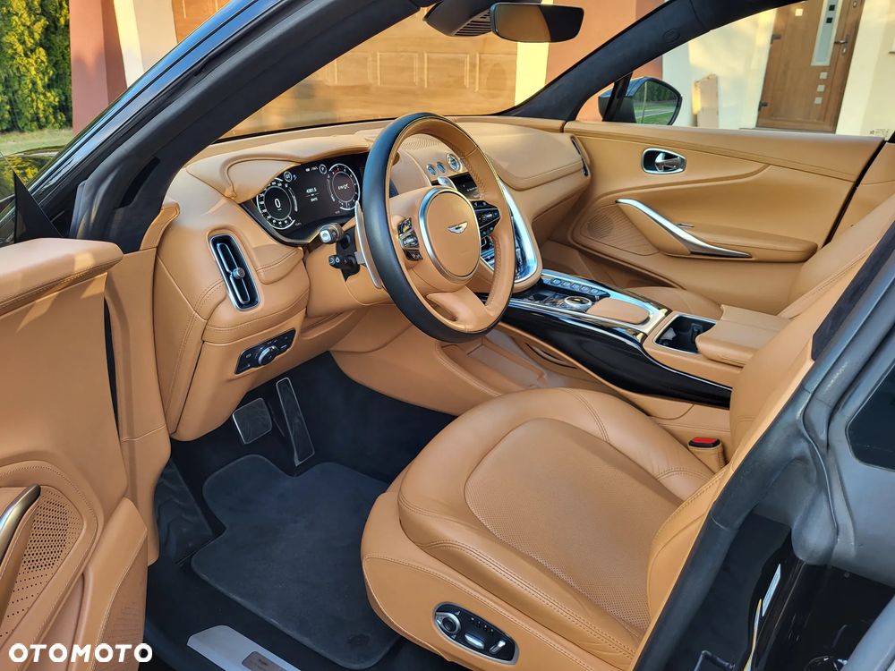 Aston Martin DBX - 9