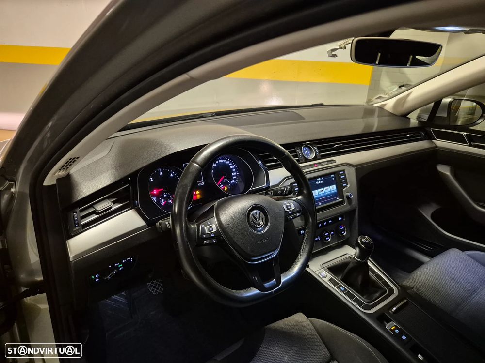 VW Passat Variant 2.0 TDI Trendline - 19