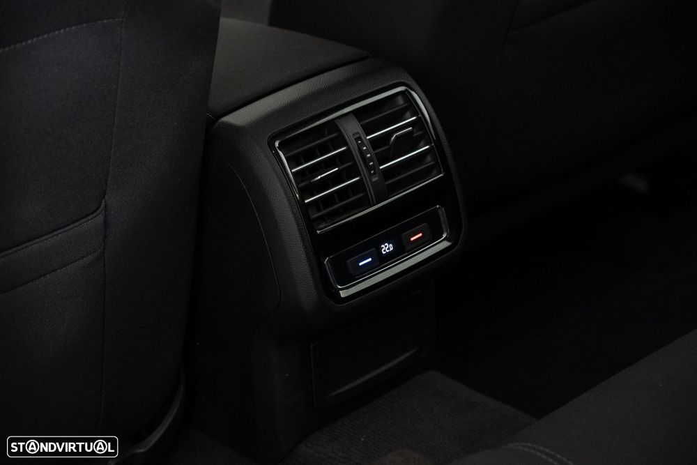 VW Passat Variant 2.0 TDi Confortline DSG - 33