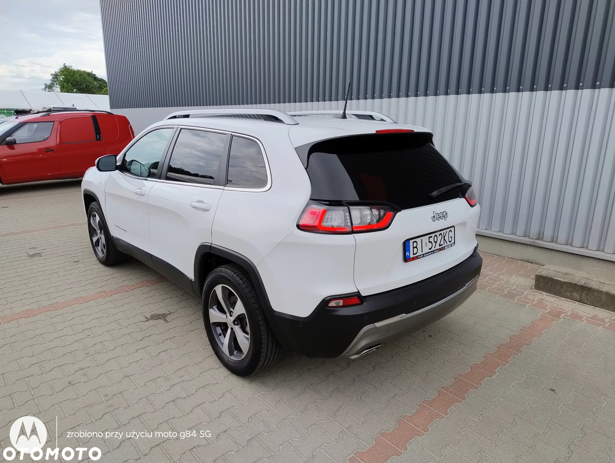 Jeep Cherokee - 32