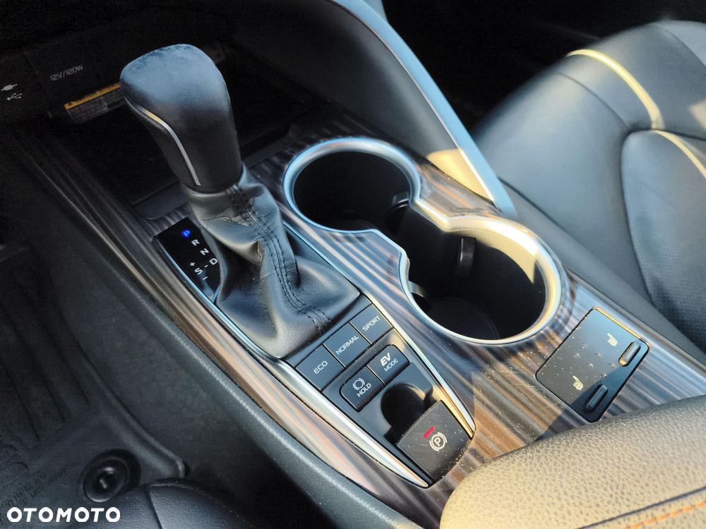 Toyota Camry 2.5 Hybrid Executive CVT - 25