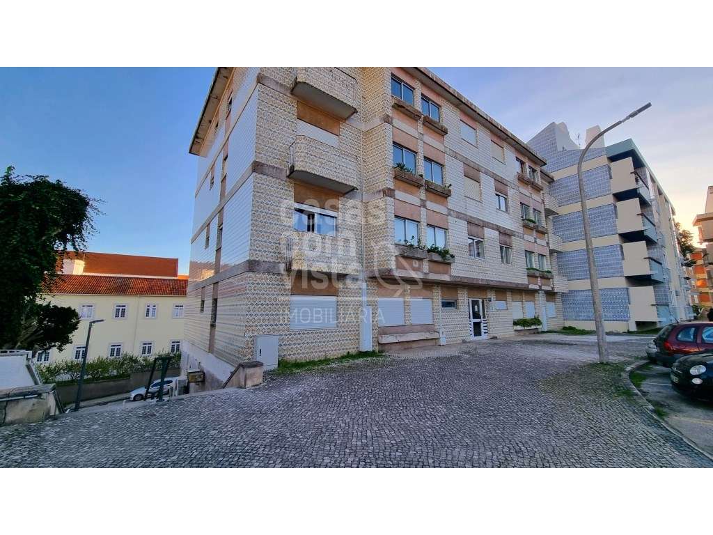 Apartmento T3+1 encontra-se situado numa das zonas mais nobres e ce... - Grande imagem: 4/15