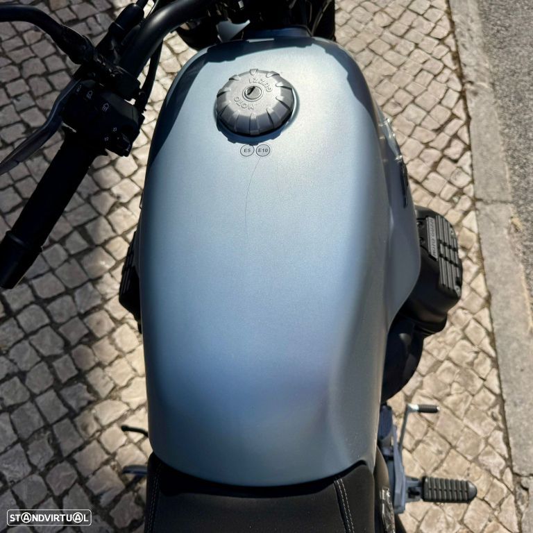 Moto Guzzi V7 Stone - 8