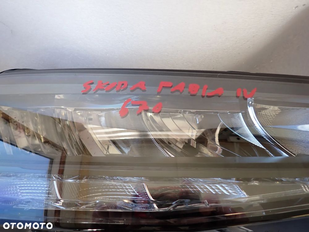 SKODA FABIA IV LAMPA PRAWY PRZÓD 6VB941016 - 2