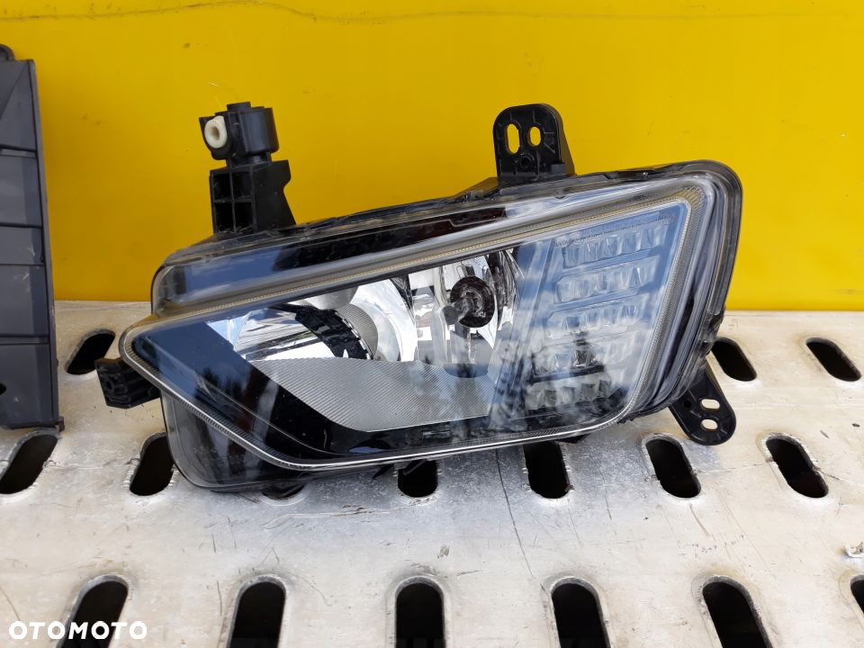 VW POLO HALOGEN LED PRAWY + RAMKA 18- - 2