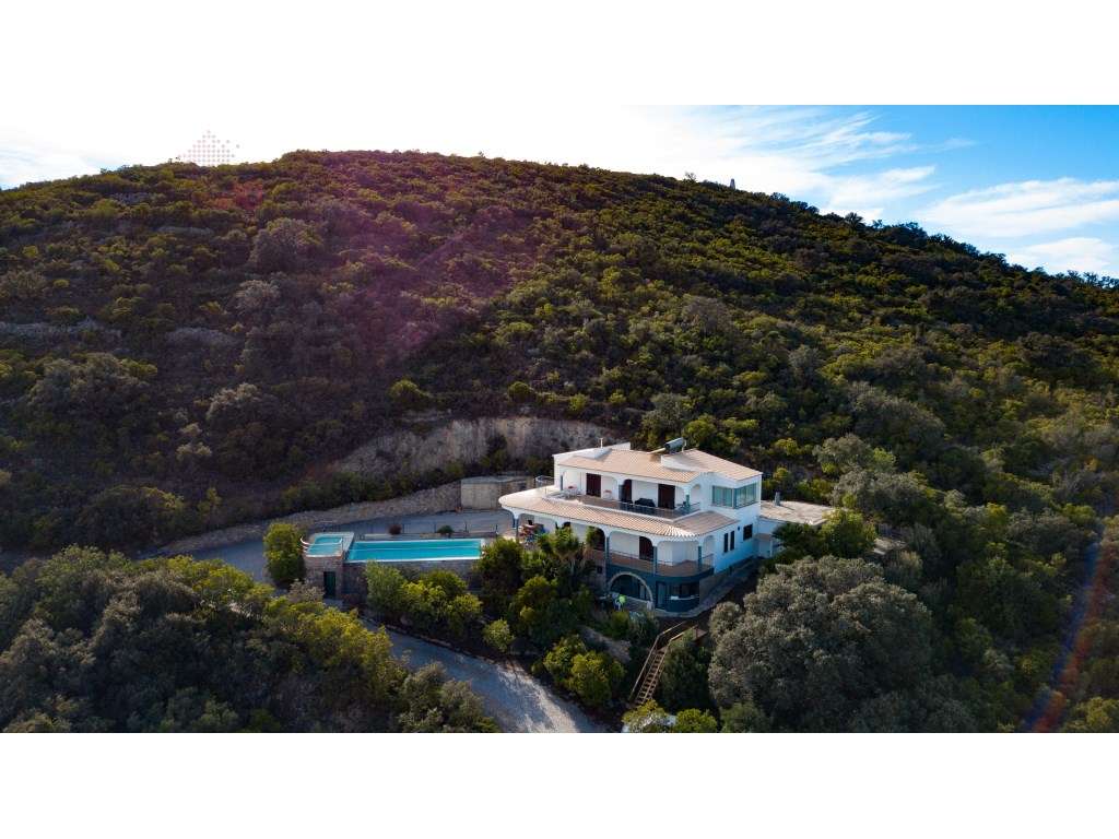 Moradia T3 com três suítes e piscina, anexo habitacional e amplo te... - Grande imagem: 2/59