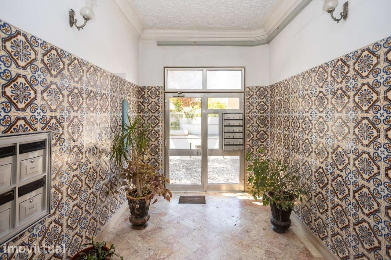 Apartamento T3 com Boas Áreas, Varandas e Localização Central na Cruz - Grande imagem: 4/30