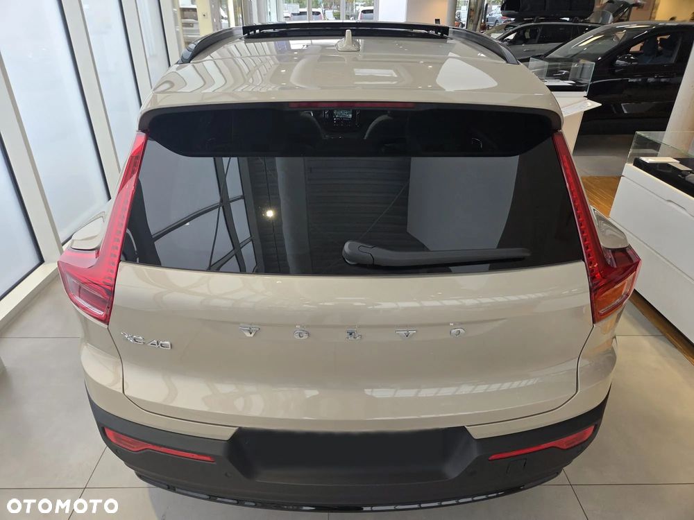 Volvo XC 40 B4 Plus Black Edition - 12