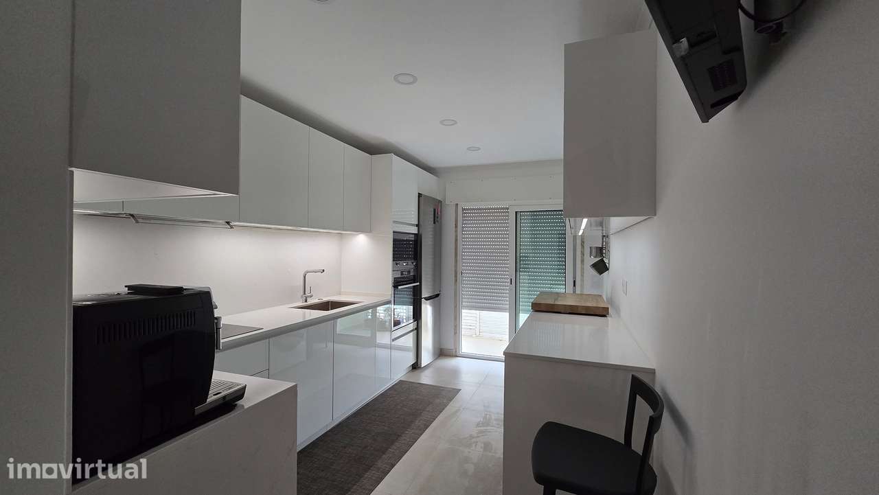 T2+1 Remodelado | 2 Varandas | Garagem com Wallbox - Grande imagem: 3/18