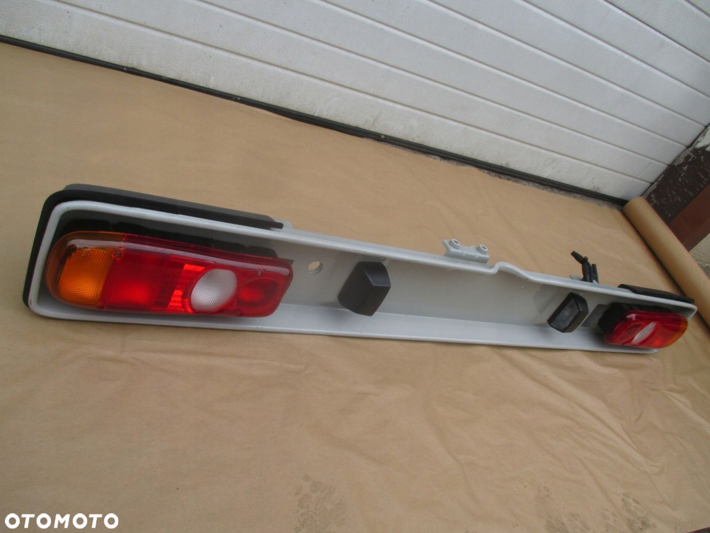 Belka tylna lampy doka kabina VW T5 T6 7F0803703B - 1