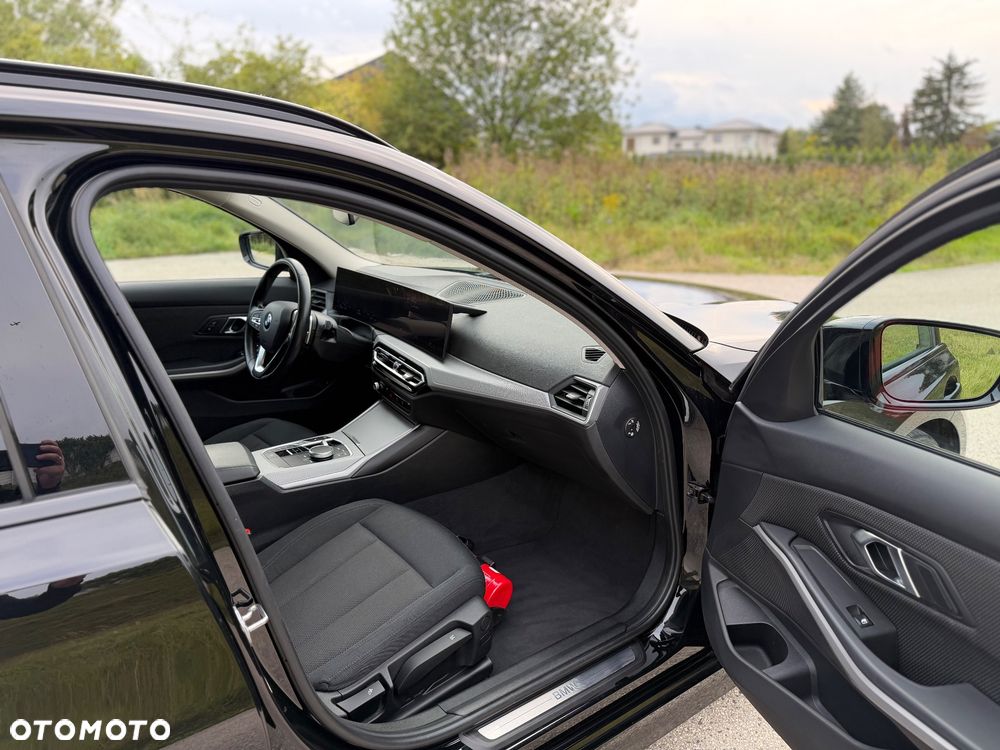 BMW Seria 3 318d MHEV - 13