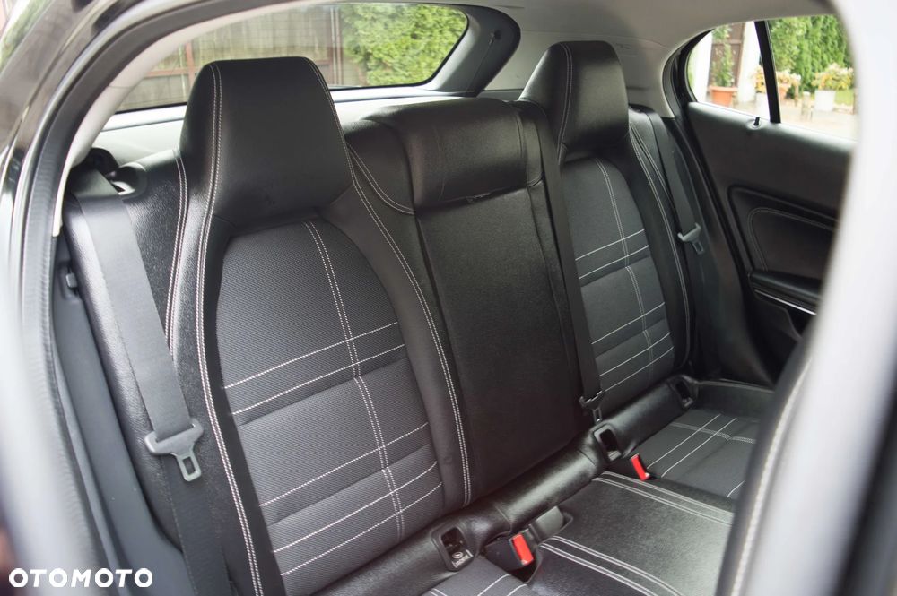 Mercedes-Benz GLA 180 UrbanStyle Edition - 37