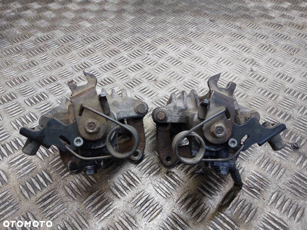 ZACISK HAMULCOWY LEWY TYŁ + PRAWY TYŁ VOLKSWAGEN PASSAT B5 - 2