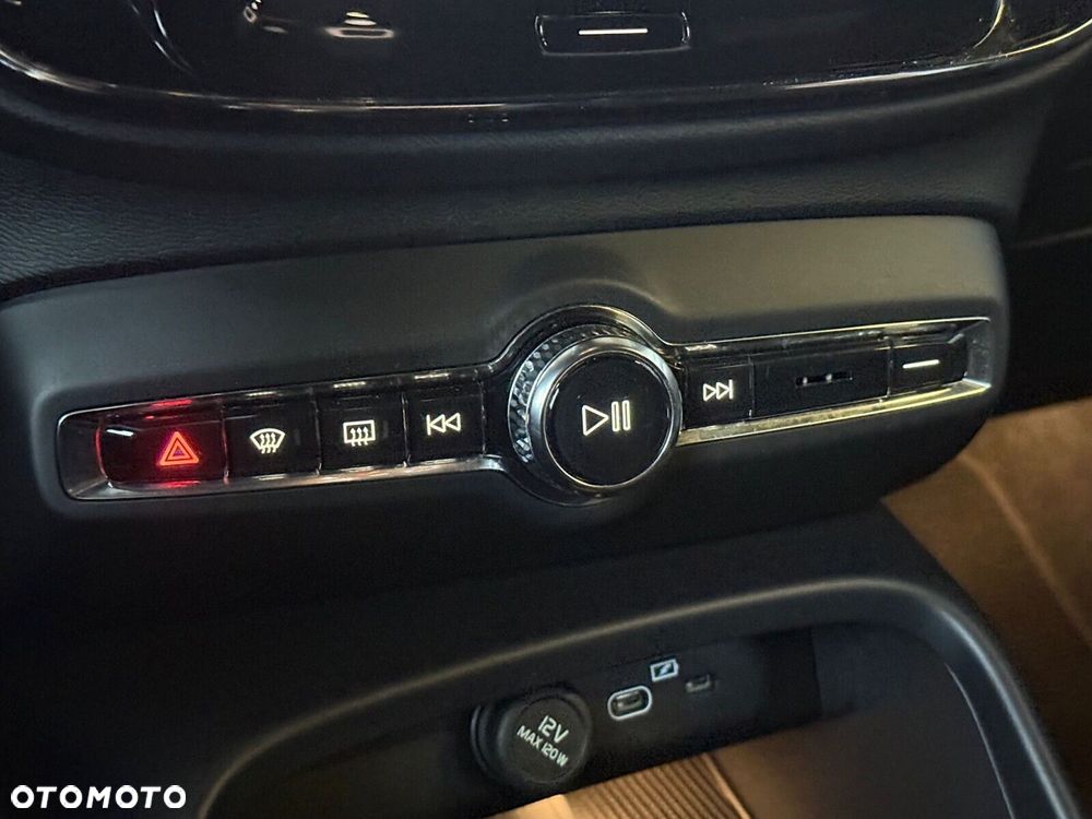 Volvo XC 40 B3 Plus Dark - 24