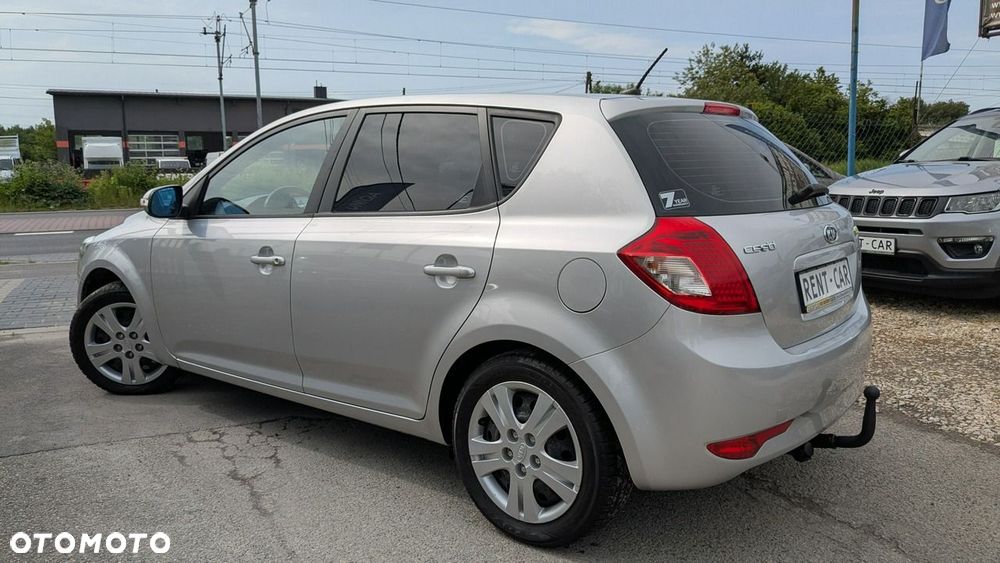 Kia Ceed - 10