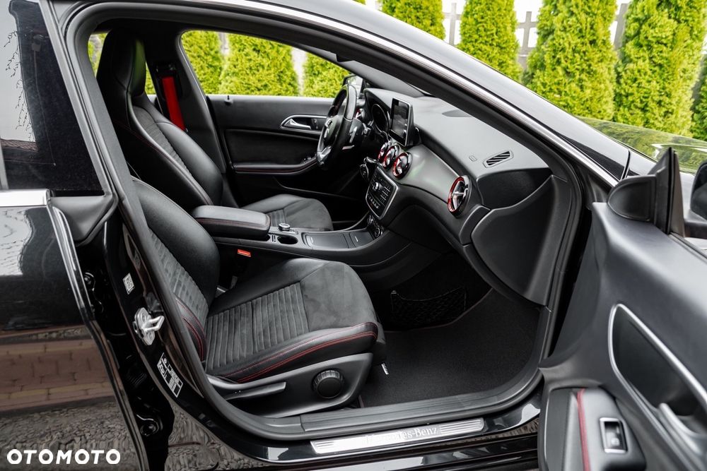 Mercedes-Benz CLA 250 4Matic 7G-DCT AMG Line - 23
