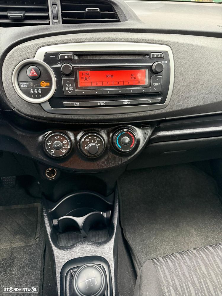 Toyota Yaris 1.0 VVT-i Comfort c/ Design-Pack - 9