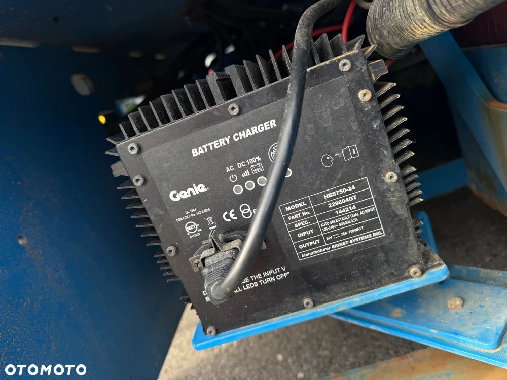 Genie GS-4047. Zwyżka Platforma Nożycowa 14 metrów wysokość robocza. Podnośnik przywieziony z Norwegii praktycznie zerowe zużycie. Pracował w urzędzie komunalnym 1 raz w roku okres świąteczny! Udzwig 380 kg. Rozsuwany Balkon. Sterowanie góra dół. Akumlatory w świetnej kondycji z 2024 roku. Wielka Okazja! - 28