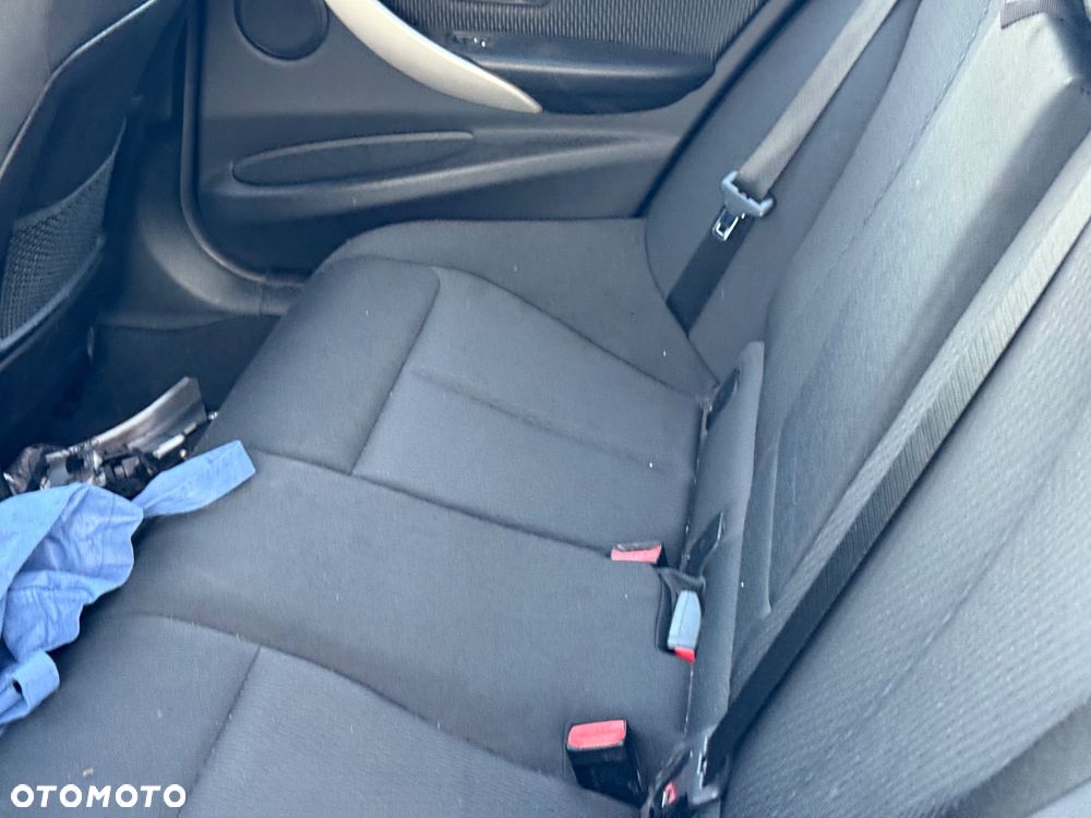 BMW Seria 3 318d Touring Advantage - 9