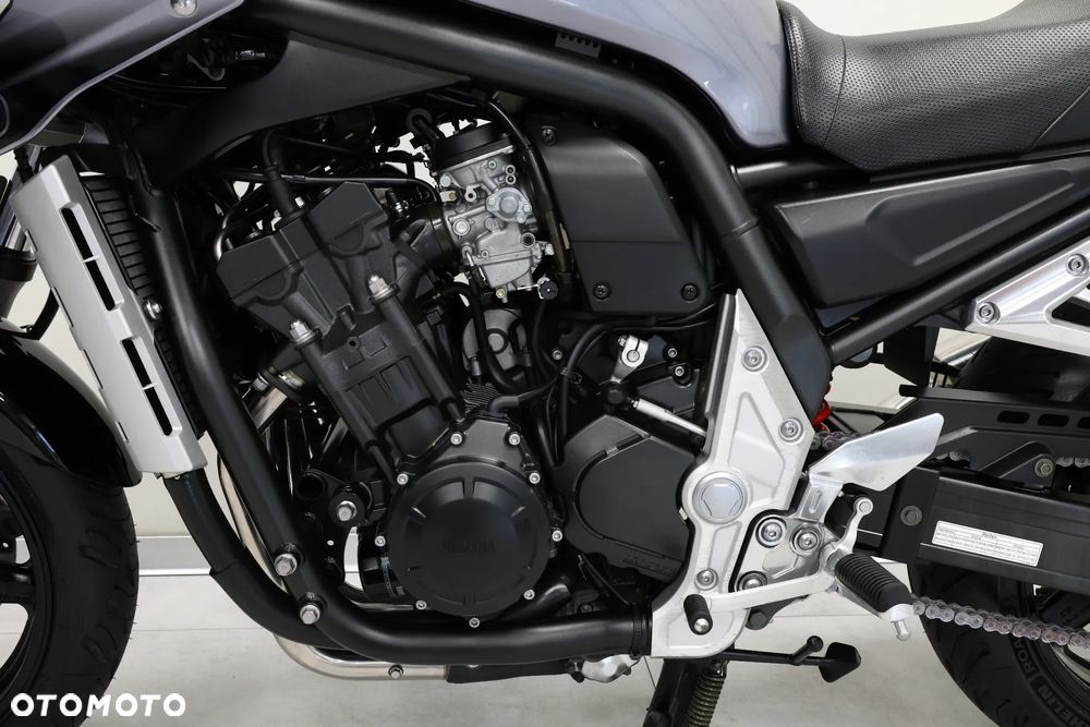 Yamaha FZS - 28