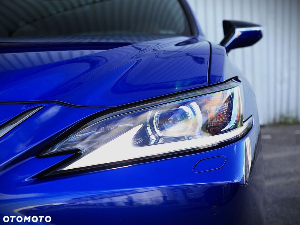 Lexus ES 300h F Sport Design - 16