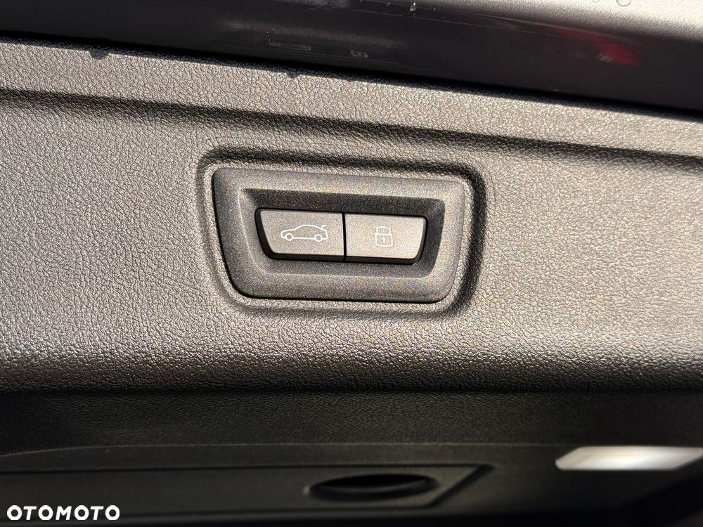 BMW Seria 3 330i xDrive M Sport - 9