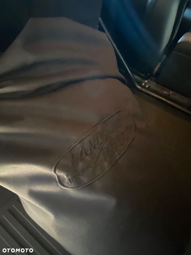 Land Rover Defender - 33