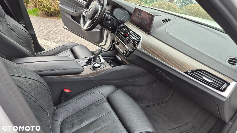BMW Seria 5 M550i xDrive sport - 9