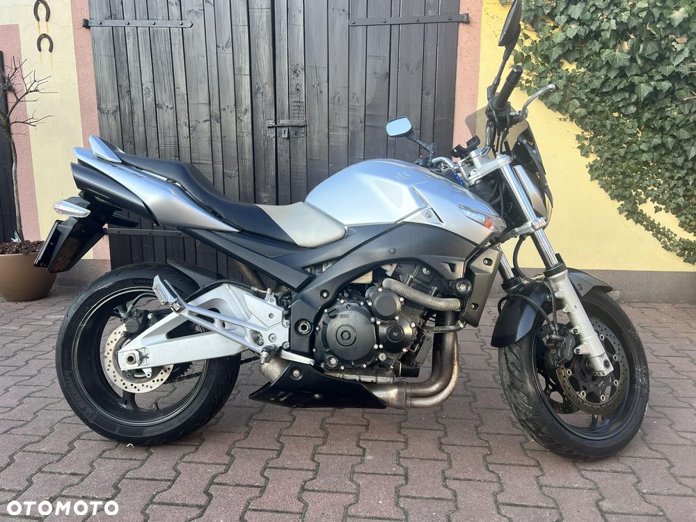 Suzuki GSR - 2
