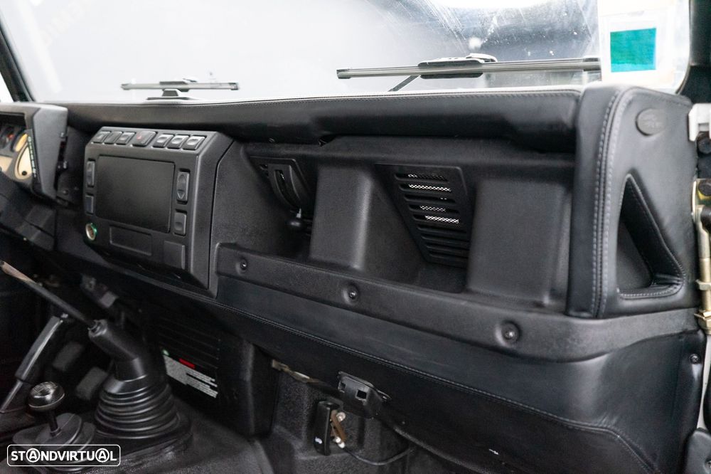 Land Rover Defender 90 2.5 TD5 Metal Top - 16