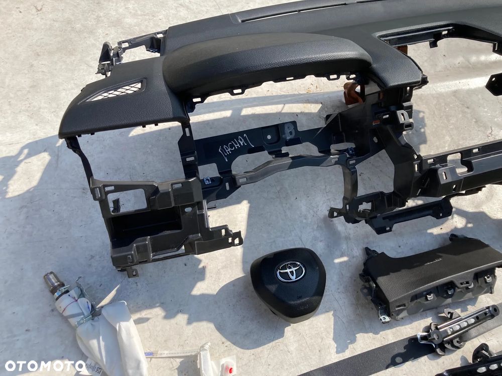 TOYOTA COROLLA CROSS DESKA KONSOLA KOKPIT PULPIT PÓŁKA PARAPET AIRBAG PODUSZKI KURTYNA KURTYNY FOTELA FOTELOWE PASY PAS - 7