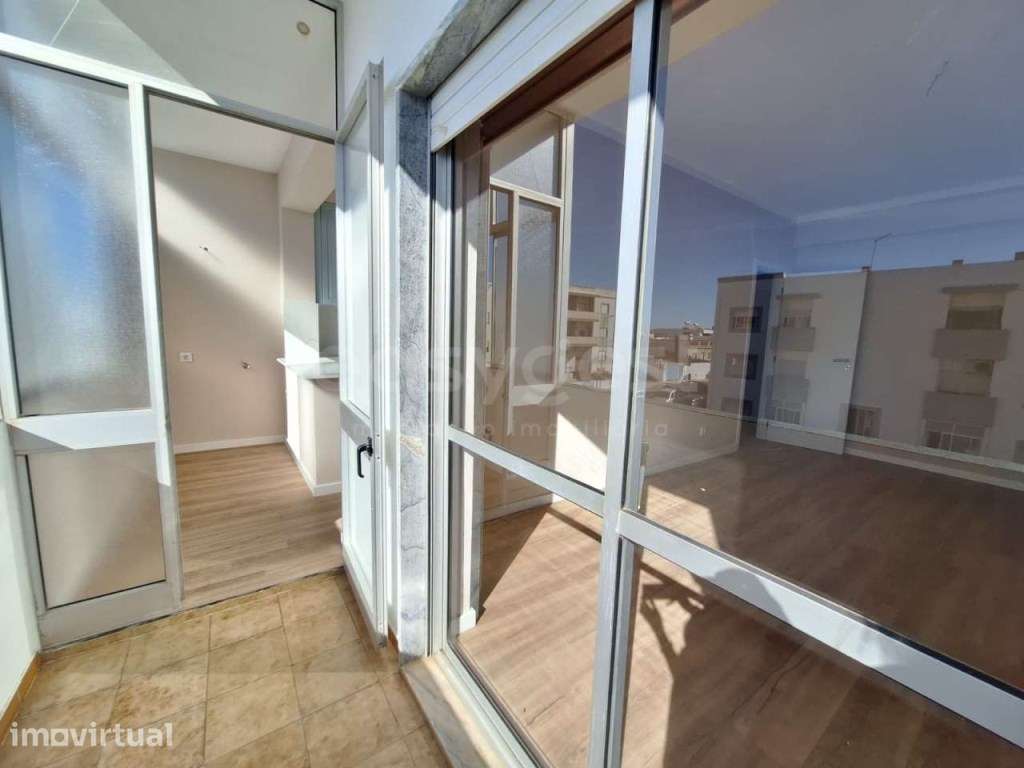 Apartamento T2 totalmente remodelado, a escassos metros do centro d... - Grande imagem: 4/14
