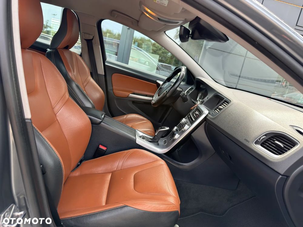 Volvo V60 D6 AWD Plug-in Hybrid R-Design Momentum - 25