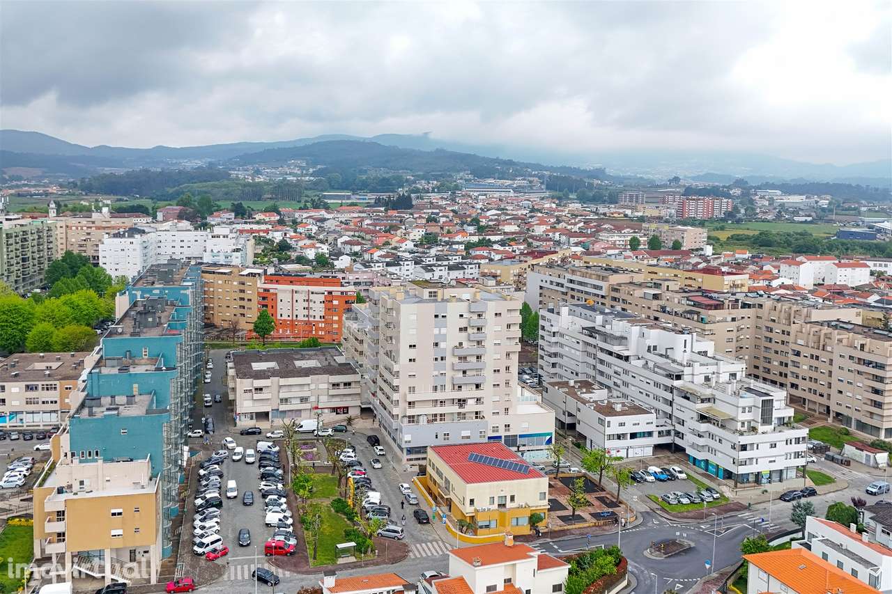 Apartamento T4 em Barcelos – Espaço, Conforto e Excelente Varanda! - Grande imagem: 2/35