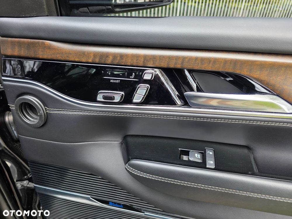 Jeep Grand Wagoneer - 39