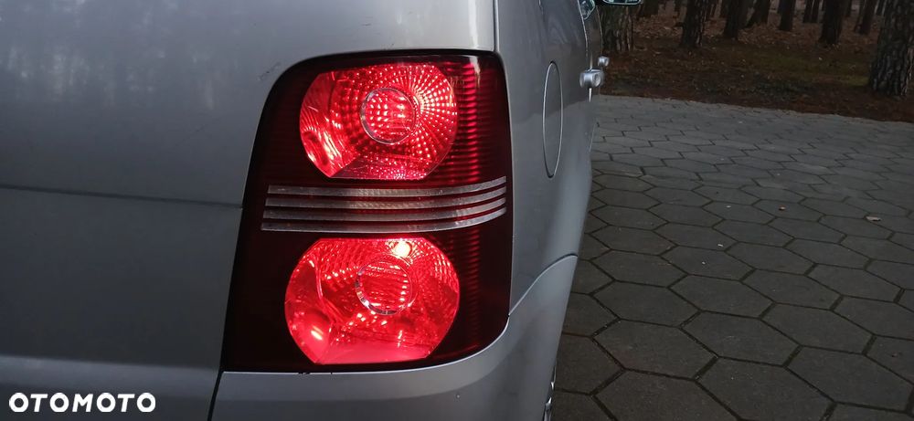 Volkswagen Touran 1.9 TDI DSG United - 25