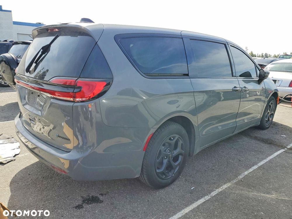 Chrysler Pacifica - 4